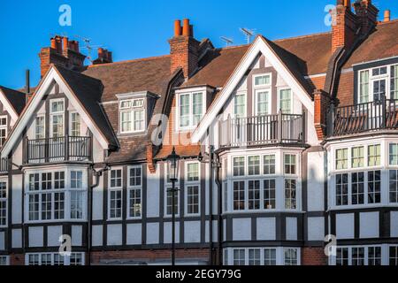 Extérieur des maisons de style Tudor Revival à Queen's Elm Square Autour de Chelsea à Londres Banque D'Images