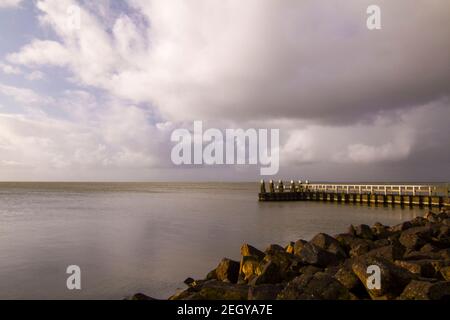 Afsluitdijk, un barrage qui sépare la mer du Nord du lac Ijsselmeer. Vue depuis le pont de Breezanddijk, une île artificielle créée par la construction de l' Banque D'Images