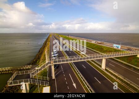 Autoroute A7 sur Afsluitdijk, barrage séparant la mer du Nord du lac Ijsselmeer. Vue depuis le pont de Breezanddijk, une île artificielle créée par Banque D'Images