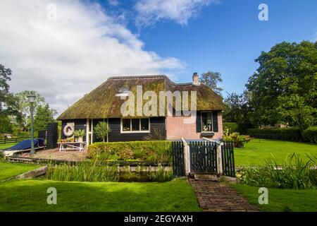 Giethoorn est une ville de la province d'Overijssel, pays-Bas, située dans la municipalité de Steenwijkerland, à environ 5 km au sud-ouest de Steenwijk Banque D'Images