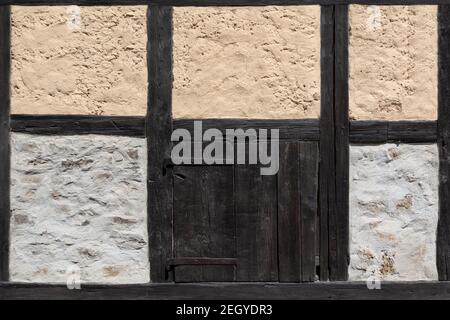 Vieux détail à colombages d'une grange avec un petit bois porte Banque D'Images
