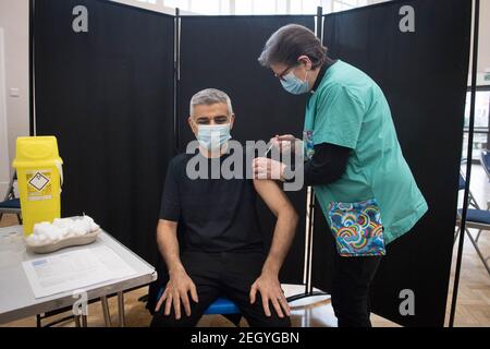Le maire de Londres Sadiq Khan reçoit sa première dose du vaccin Pfizer du Dr Sue Clarke dans une clinique de vaccination COVID-19 de l'église baptiste Mitcham Lane, au sud de Londres. Date de la photo : vendredi 19 février 2021. Banque D'Images