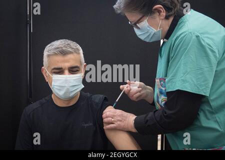 Le maire de Londres Sadiq Khan reçoit sa première dose du vaccin Pfizer du Dr Sue Clarke dans une clinique de vaccination COVID-19 de l'église baptiste Mitcham Lane, au sud de Londres. Date de la photo : vendredi 19 février 2021. Banque D'Images
