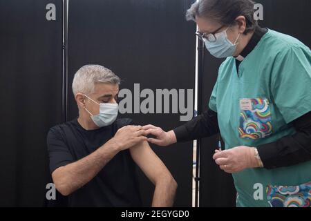 Le maire de Londres Sadiq Khan reçoit sa première dose du vaccin Pfizer du Dr Sue Clarke dans une clinique de vaccination COVID-19 de l'église baptiste Mitcham Lane, au sud de Londres. Date de la photo : vendredi 19 février 2021. Banque D'Images