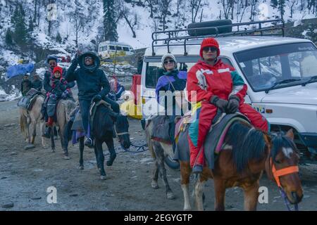 Manali, Inde. 17 février 2021. Touristes pendant la visite à la vallée de Solang dans Manali Himachal Pradesh. (Photo de Shaukat Ahmed/Pacific Press) Credit: Pacific Press Media production Corp./Alay Live News Banque D'Images
