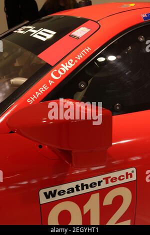 Porte, fenêtre et miroir sur le côté d'un raton laveur rouge au musée Porsche de Stuttgart, Allemagne. Banque D'Images