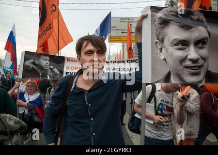 Moscou, Russie. 20 septembre 2015 UN homme tient une photo de Boris Nemstov, homme politique de l'opposition tué, alors que des militants de l'opposition russes se sont rassemblés dans le district de Maryino à Moscou.le 20 septembre 2015, à la suite d'élections régionales qui ont largement favorisé l'organisation au pouvoir de Moscou unie, Russie. 20 septembre 2015 le parti russe et a suscité des accusations de truquage de votes. La manifestation Meeting to change Power, organisée par l'éminent militant anti-corruption Alexei Navalny, a attiré environ 2,000 à 4,000 personnes, bien en deçà des estimations avant le rassemblement Banque D'Images