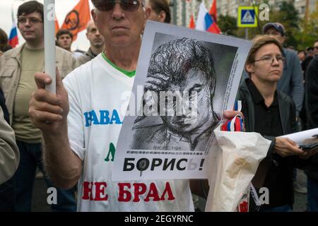 Moscou, Russie. 20 septembre 2015 UN homme tient une photo de Boris Nemstov, homme politique de l'opposition tué, alors que des militants de l'opposition russes se sont rassemblés dans le district de Maryino à Moscou.le 20 septembre 2015, à la suite d'élections régionales qui ont largement favorisé l'organisation au pouvoir de Moscou unie, Russie. 20 septembre 2015 le parti russe et a suscité des accusations de truquage de votes. La manifestation Meeting to change Power, organisée par l'éminent militant anti-corruption Alexei Navalny, a attiré environ 2,000 à 4,000 personnes, bien en deçà des estimations avant le rassemblement Banque D'Images