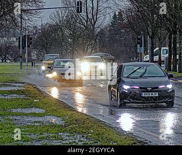 Glasgow, Écosse, Royaume-Uni. 19 février 2021, Royaume-Uni Météo: Humide et venteux avec des inondations locales sur la grande route de l'Ouest la A82. Crédit : Gerard Ferry/Alay Live News Banque D'Images