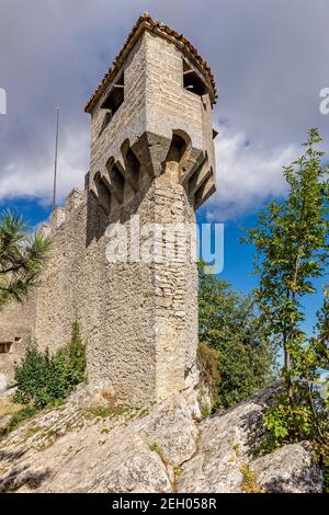 Vue verticale d'une tour de guet dans le complexe fortifié de la deuxième tour de Saint-Marin, appelée Cesta ou Fratta Banque D'Images