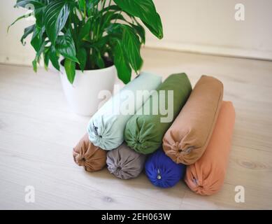 rouleaux de sport multicolores pour un massage du dos et du cou. Banque D'Images