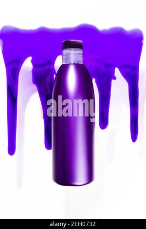 Bouteille violette de shampooing anti-jaune pour cheveux blonds Banque D'Images