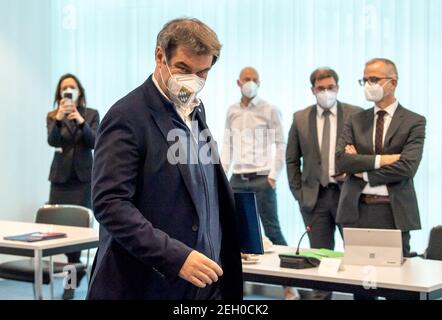 Munich, Allemagne. 19 février 2021. Markus Söder (CSU, front), Premier ministre de Bavière, arrive à la Chancellerie d'État bavaroise pour une vidéoconférence avec la chancelière Angela Merkel (CDU) et les conseils et maires de district bavarois. Credit: Peter Kneffel/dpa-POOL/dpa/Alay Live News Banque D'Images