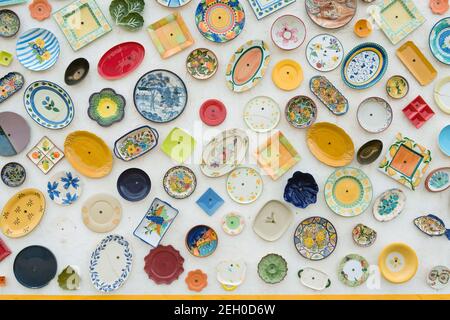 Assiettes portugaises artisanales décorées de couleurs vives sur le mur - céramique traditionnelle Banque D'Images
