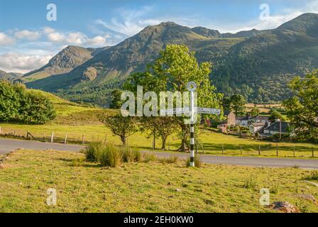 Panneau de rue à Village et Lac Buttermere au parc national de Lake District, Cumbria, Angleterre Banque D'Images