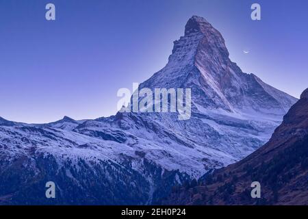 Mont Cervin, montagne enneigée, Alpes suisses, Zermatt, Suisse au crépuscule et vue sur le croissant Banque D'Images