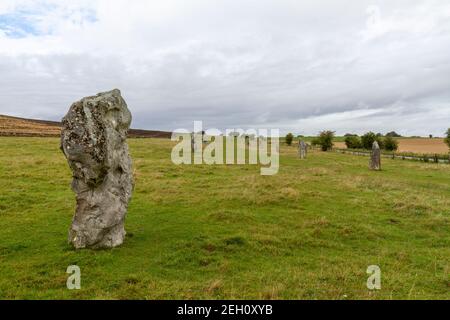 Découvrez l'avenue West Kennett des pierres sarsen menant au site des cercles de pierres d'Avebury Henge & Stone, Wiltshire, Angleterre. Banque D'Images