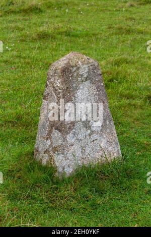 Gros plan d'un marqueur en béton à la place d'une pierre sur l'avenue West Kennett, site Avebury Henge & Stone Circles, Wiltshire, Angleterre. Banque D'Images