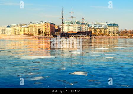 Saint-Pétersbourg, Russie - 5 avril 2019. Le remblai de Mytninskaya et les bâtiments de la ville le long de la rivière Neva avec Flying Dutchman, un restaurant sur le wat Banque D'Images