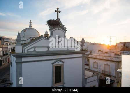 Chuch et toit de maisons à Olhao au lever du soleil, Portugal Banque D'Images