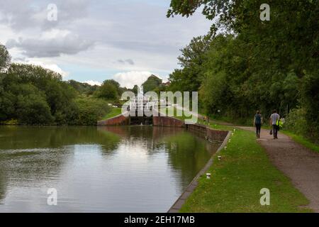 Les écluses de Caen Hill, un vol de 29 écluses sur le canal Kennet et Avon, entre Rowde et Devozes dans le Wiltshire, en Angleterre. Banque D'Images