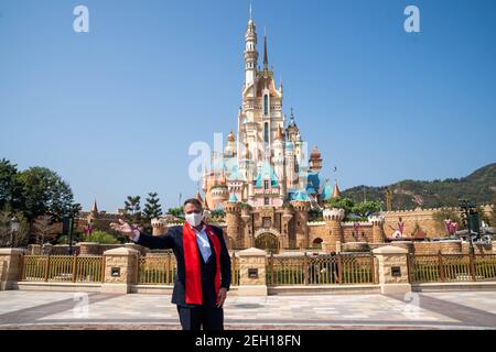 Michael Moriarty, Le directeur général de Hong Kong Disneyland Resort pose pour la photo devant le château des rêves magiques lors de la réouverture de la station.le Hong Kong Disneyland Resort rouvre sa porte aux visières alors que le gouvernement de la ville a assoupli les restrictions de verrouillage comme le taux d'infection du coronavirus Covid-19 a considérablement diminué ces derniers jours. Banque D'Images