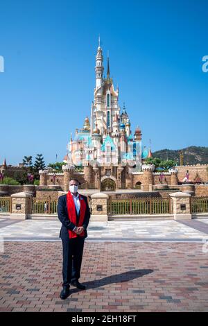 Michael Moriarty, Le directeur général de Hong Kong Disneyland Resort pose pour la photo devant le château des rêves magiques lors de la réouverture de la station.le Hong Kong Disneyland Resort rouvre sa porte aux visières alors que le gouvernement de la ville a assoupli les restrictions de verrouillage comme le taux d'infection du coronavirus Covid-19 a considérablement diminué ces derniers jours. Banque D'Images