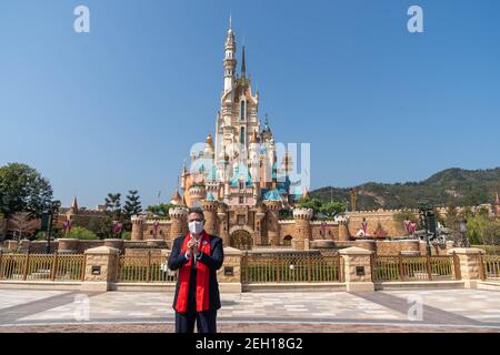 Michael Moriarty, Le directeur général de Hong Kong Disneyland Resort pose pour la photo devant le château des rêves magiques lors de la réouverture de la station.le Hong Kong Disneyland Resort rouvre sa porte aux visières alors que le gouvernement de la ville a assoupli les restrictions de verrouillage comme le taux d'infection du coronavirus Covid-19 a considérablement diminué ces derniers jours. Banque D'Images