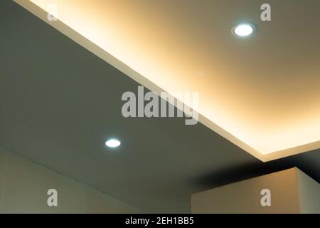 Éclairage et plafond sur deux niveaux dans le bâtiment moderne Banque D'Images