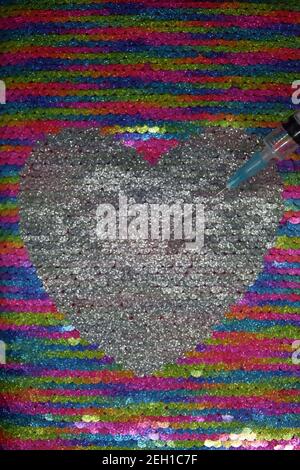 Seringue médicale et un coeur. Objet en forme de coeur et un traitement. Banque D'Images