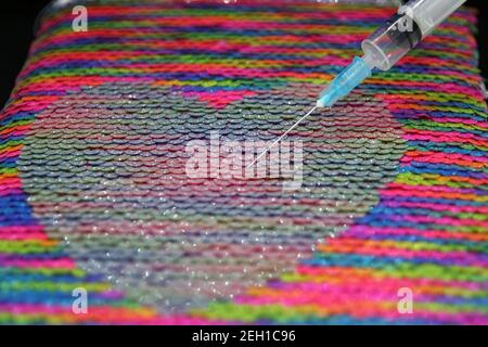 Seringue médicale et un coeur. Objet en forme de coeur et un traitement. Banque D'Images