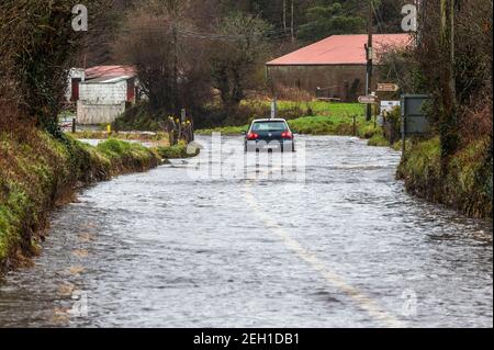 Dunmanway, West Cork, Irlande. 19 février 2021. De nombreuses routes de l'ouest de Cork sont inondées aujourd'hui après une nuit de pluie torrentielle. Il y a actuellement un avertissement de pluie et de vent jaune met Éireann en place qui est valable jusqu'à 16h aujourd'hui. La R587 juste à l'extérieur de Dunmanway inondé. Cette voiture s'est coincée et a dû être retirée par un agriculteur local. Crédit : AG News/Alay Live News Banque D'Images