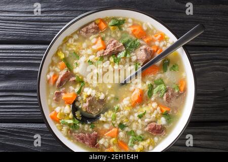 Savoureux bouillon Scotch Rich rempli de morceaux de légumes de la taille d'une morsure et d'agneau tendre dans l'assiette sur la table. Vue horizontale du dessus de l'ab Banque D'Images