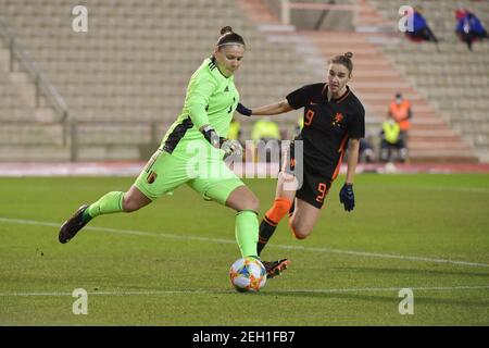 Gardien de but Justine Odeurs (1) de Belgique et Vivianne Miedema (9) des pays-Bas photographiés lors d'un match de football féminin entre les équipes nationales de Belgique, appelées les flammes rouges et les pays-Bas, Appelé l'Oranje Leeuwinnen dans un tournoi pré - BID appelé trois nations un but avec les équipes nationales de Belgique, les pays-Bas et l'Allemagne vers une offre pour l'accueil de la coupe du monde des femmes FIFA 2027, le jeudi 18 février 2021 à Bruxelles, Belgique . PHOTO SPORTPIX.BE | SPP | DIRK VUYLSTEKE Banque D'Images