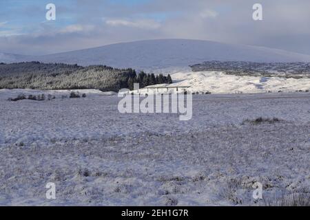 Vue d'hiver sur Rannoch Moor vers la gare et le chemin de fer de Rannoch viaduc Banque D'Images