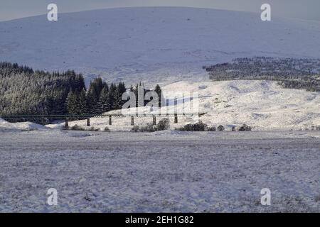 Vue d'hiver sur Rannoch Moor vers la gare et le chemin de fer de Rannoch viaduc Banque D'Images