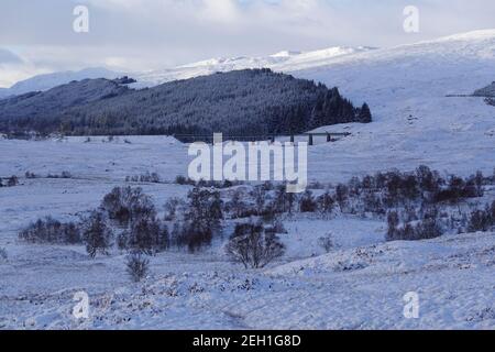 Vue d'hiver sur Rannoch Moor vers la gare et le chemin de fer de Rannoch viaduc Banque D'Images