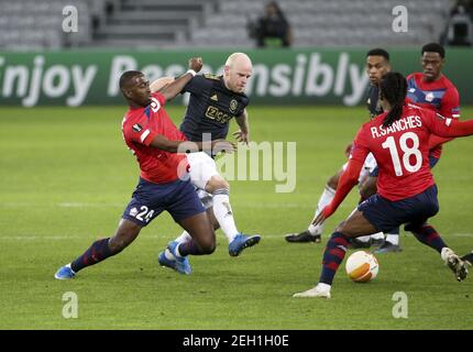 Boubakary Soumare de Lille, Davy Klaassen d'Ajax lors de l'UEFA Europa League, tour de 32, match de football de la 1ère jambe betwee / LM Banque D'Images