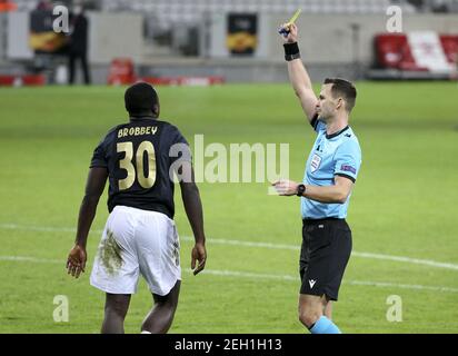 Brian Brobbey d'Ajax, Boubakary Soumare de Lille reçoit une carte jaune de l'arbitre Ivan Kruzliak de Slovaquie pendant l'UEFA / LM Banque D'Images