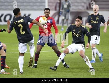 Jonathan David de Lille, Edson Alvarez d'Ajax lors de l'UEFA Europa League, tour de 32, match de football de la 1ère jambe entre Lille / LM Banque D'Images