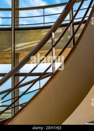 Vue latérale d'un escalier en colimaçon des années 1930 au de Pavillon de la warr à Bexhill-sur-mer Banque D'Images