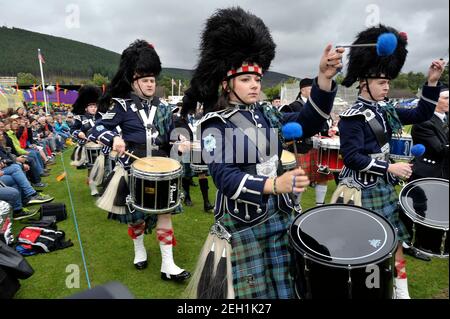 Pipes et tambours défilent aux Jeux des Highlands de Ballater, au parc Monaltrie, au Ballater, au Royal Deeside, à Aberdeenshire. Banque D'Images