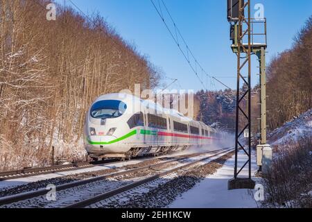 Böfingen, Allemagne - 11 février 2021 : train à grande vitesse allemand ICE (Intercity-Express) dans un environnement hivernal ensoleillé le 11 février 2021 près de Böfingen, Banque D'Images