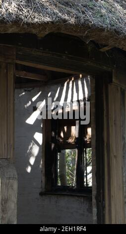 Vue à travers une porte dans une vieille maison en chaume. Banque D'Images