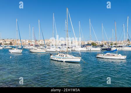 Bateaux et yachts dans le port de Msida, Malte Banque D'Images