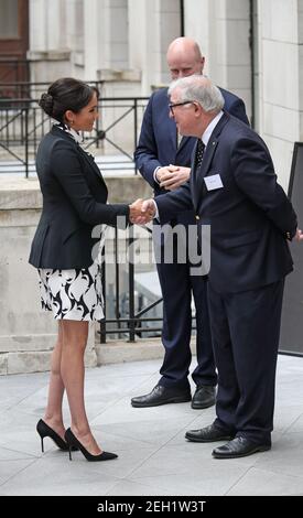 Photo du dossier datée du 08/03/19 de la duchesse de Sussex arrivant pour une table ronde convoquée par la Queen's Commonwealth Trust pour marquer la Journée internationale de la femme au King's College à Londres.le duc et la duchesse de Sussex ont confirmé à la reine Elizabeth II qu'ils ne retourneront pas en tant que membres de travail De la famille royale. Date de publication : vendredi 19 février 2021. Banque D'Images