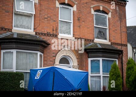 Handsworth, Birmingham, West Midlands, Royaume-Uni. 19 février 2021: Un homme est mort après un incendie dans une propriété de Church Hill Road vers 5:20 vendredi matin. Des officiers de police ont été peignant la maison et une tente bleue reste à l'extérieur de la propriété. Credit: Ryan Underwood / Alamy Live News Banque D'Images