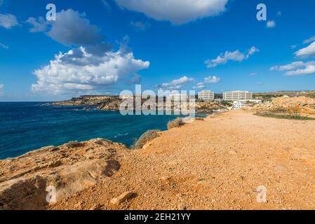 Vue panoramique sur Golden Bay, Malte Banque D'Images