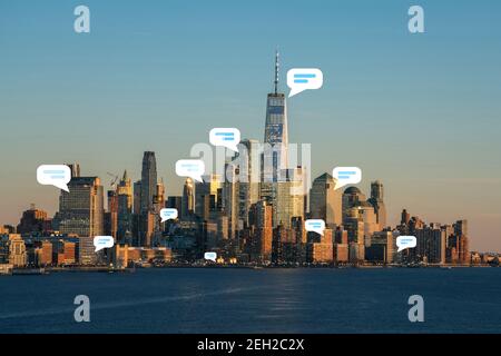 Plusieurs technologies Bubble chat au-dessus du paysage urbain de New york côté rivière Quel emplacement est inférieur manhattan, architecture et bâtiment avec le concept touristique Banque D'Images