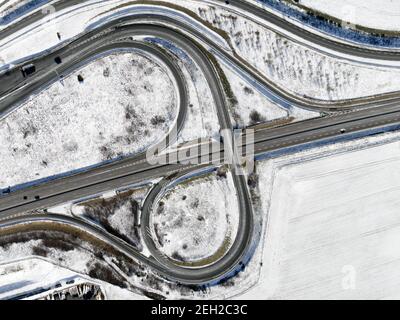 vue aérienne d'un échangeur d'autoroute, paysage d'hiver. Banque D'Images